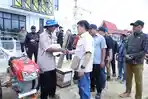25112025_Wabup_Kukar_Rendi_Solihin_saat_menyerahkan_AmbulansJPG.jpg