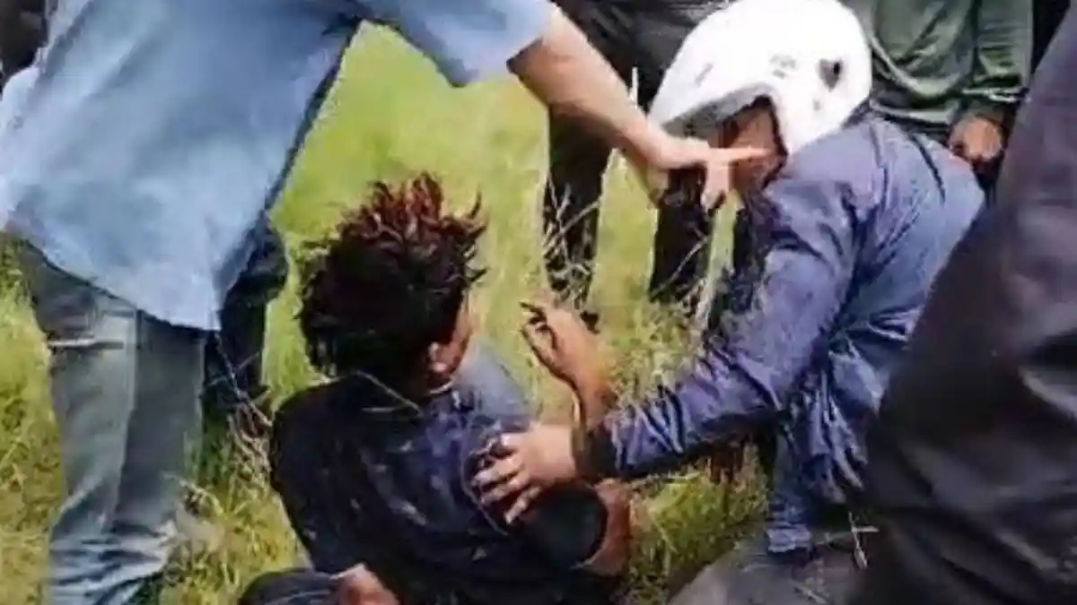 Maling di Gresik Kena Karma, Tersenggol Truk saat Hendak Kabur Bawa Motor Curian, Dihajar Warga