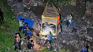 kecelakaan-maut-di-pacitan-dua-orang-tewas-dua-luka-berat-truk-terjun-ke-sungai-pacitan.jpg