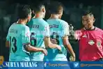 persela-protes-wasit-vs-arema-fc.jpg
