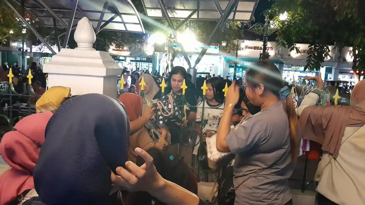 Pagar Sisi Barat Gerbang Teras Malioboro 2 Digembok, Pedagang Tawarkan Dagangan di Pagar 