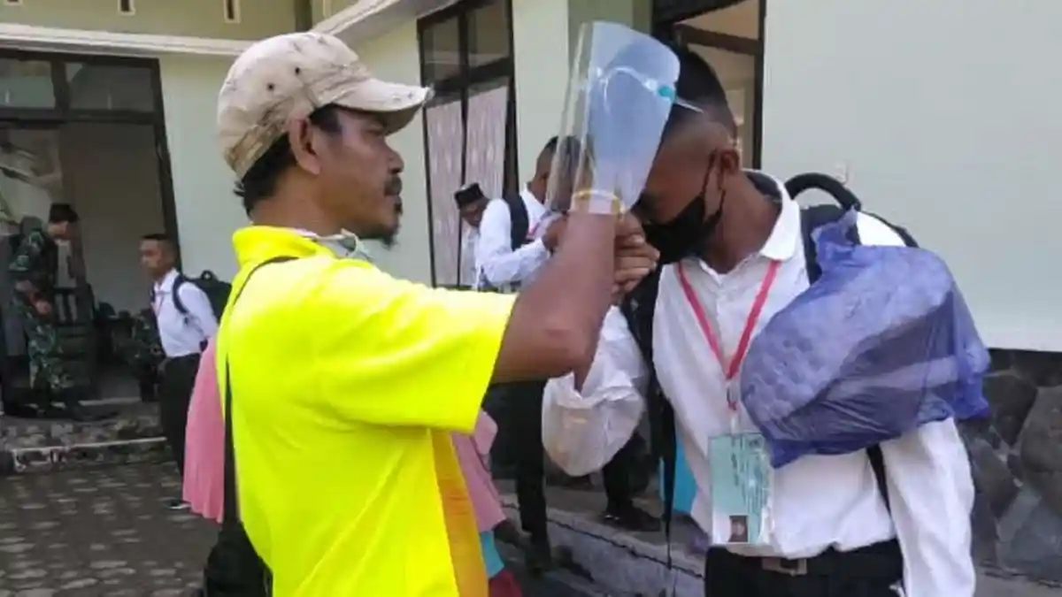 Anaknya Lulus Tentara, Kaco Malate Si Cleaning Service Terima Kasih ke Warganet Sulbar