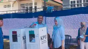 Aksan-Jaya-Putra-Istri-Kompak-Pakai-Baju-Biru-Muda-Mencoblos-Pilkada-2024-di-TPS-2-Tobuuha-Kendari.jpg