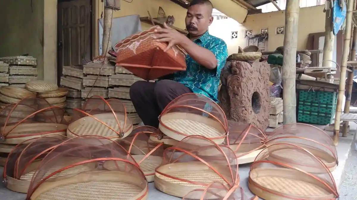 Melihat Dekat Proses Kerajinan Tudung Saji dari Bambu di Mangunan Bantul
