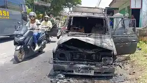 Kondisi-mobil-yang-terbakar-di-Jl-Raya-Kelurahan-Satreyan.jpg