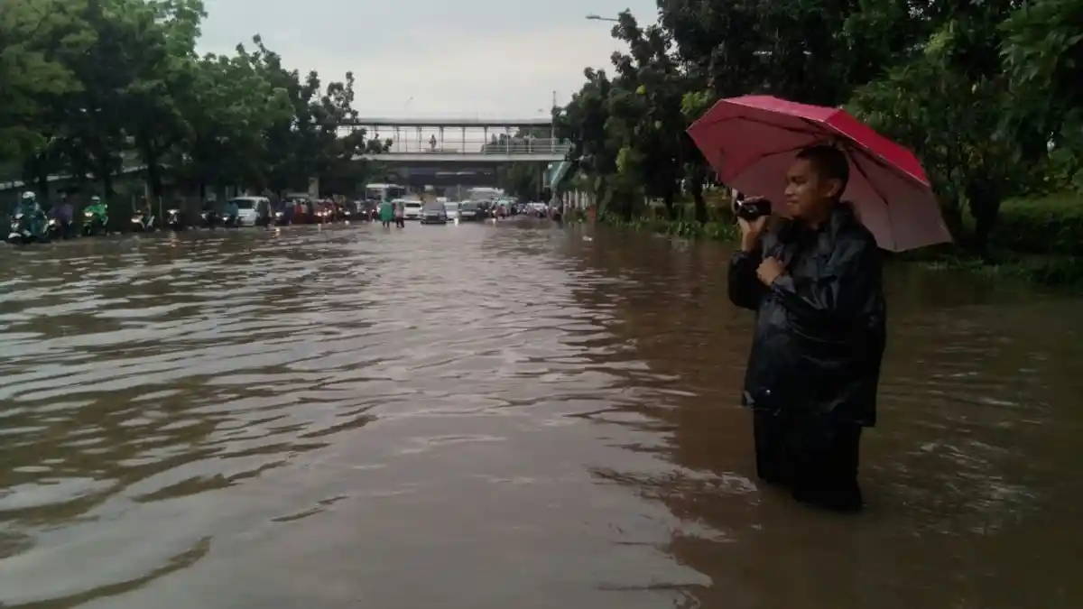 Pengendara Pilih Putar Arah Ketimbang Terobos Genangan Air di Jalan DI Panjaitan