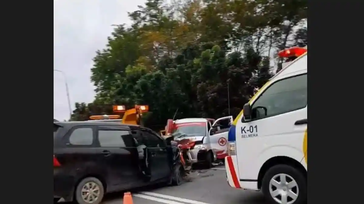 BREAKINGNEWS: Lakalantas 'Adu Banteng' Ambulans dan Avanza di Pintul Tol Amplas-Tebingtinggi