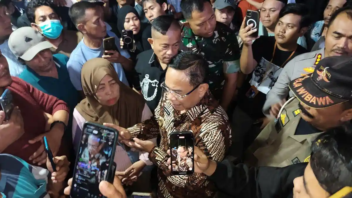Bupati Pati Sudewo Tak Gentar Datangi Posko Aliansi meski Diteriaki “Lengser” hingga Dilempar Botol