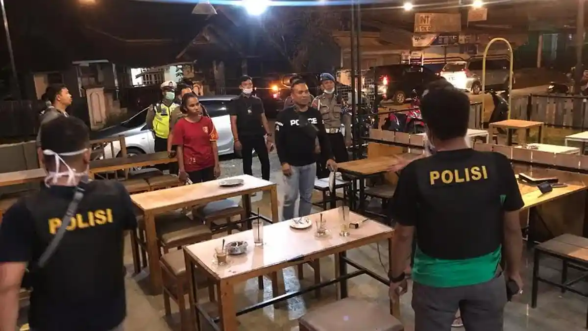 Polda Sulbar Bubarkan Orang Nongkrong di Warkop