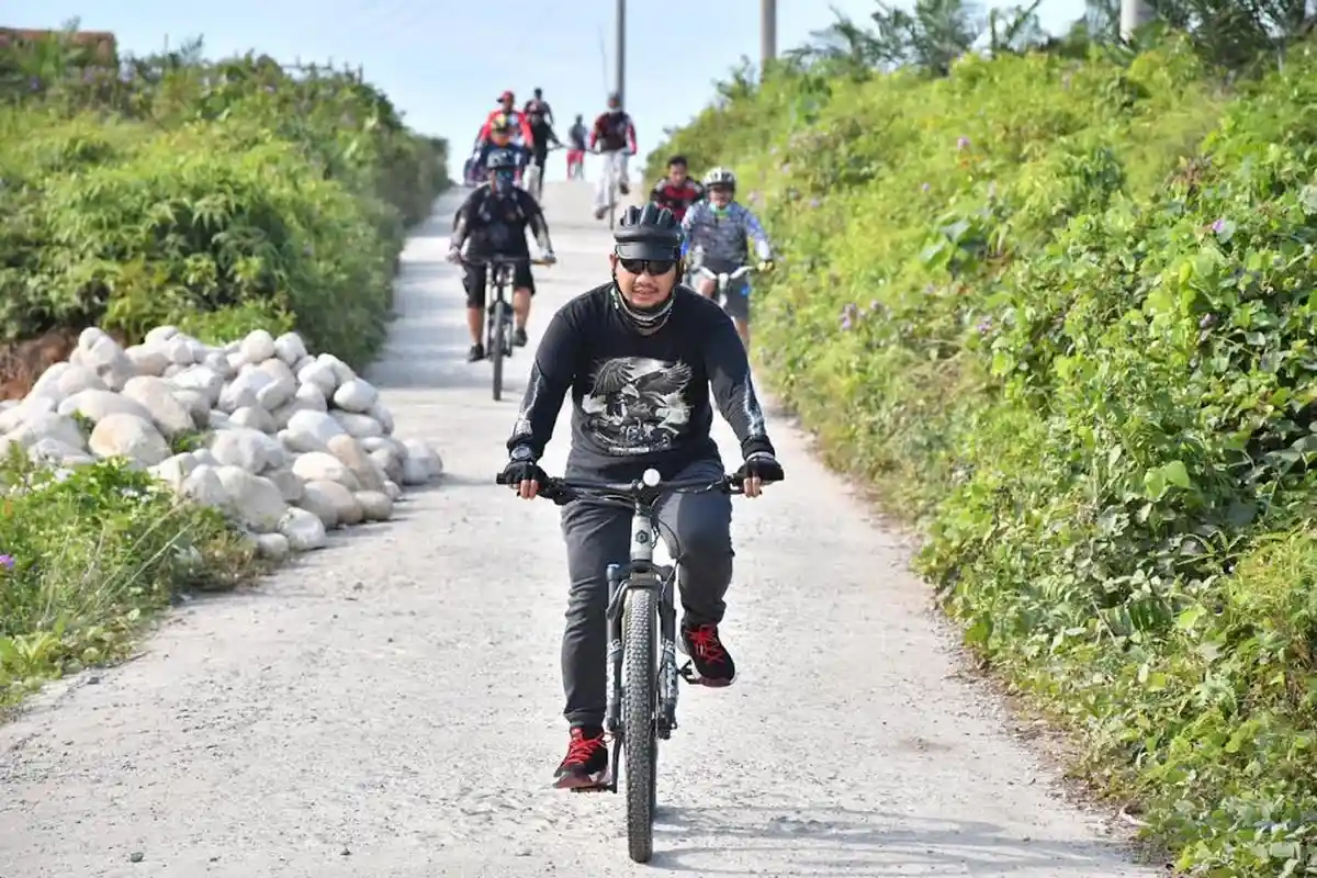 Peringati Hari Sumpah Pemuda, Iqbal Suhaeb Gowes Bareng Kepala Perangkat Daerah
