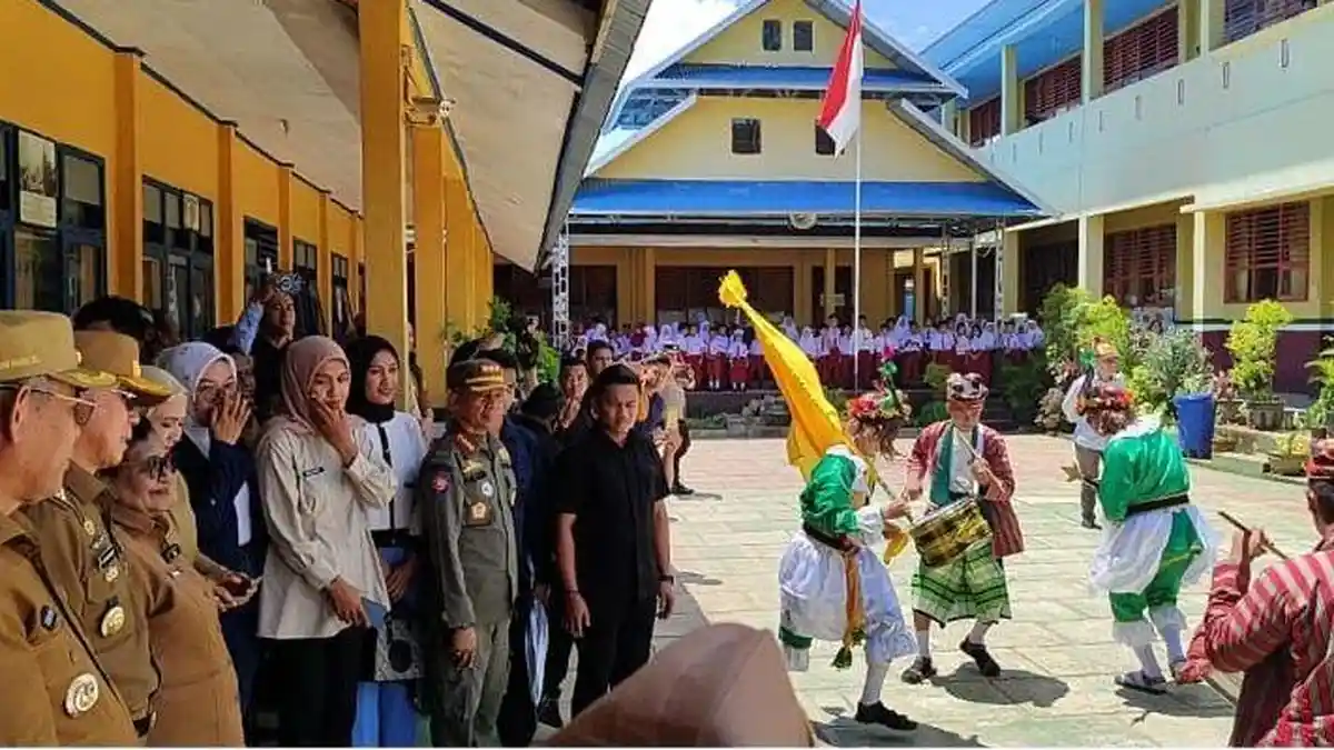  Tinjau Program MBG di SDN 2 Lamangga Baubau, Wamendagri Disambut Tarian Galangi 