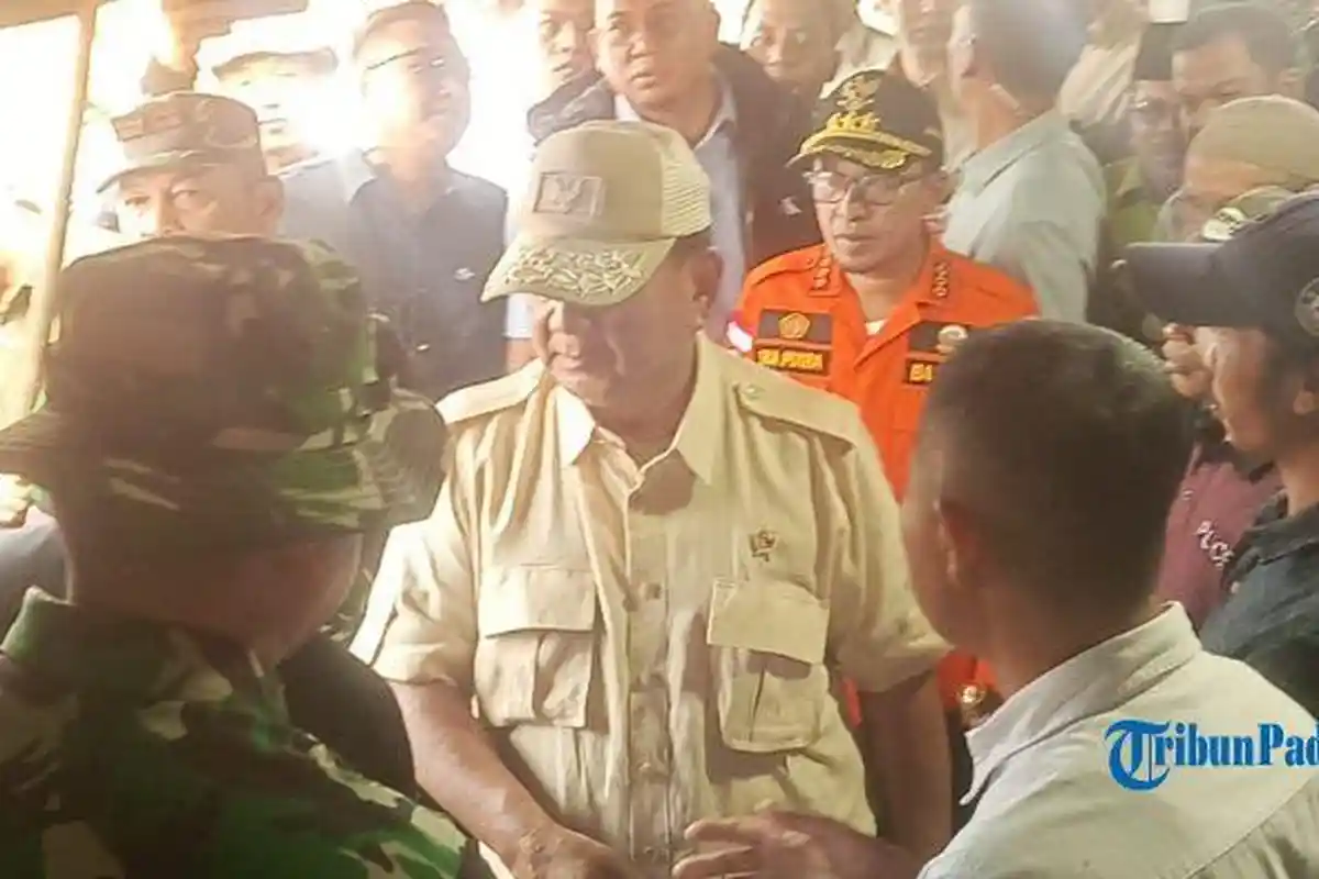 Prabowo Sambangi Posko Evakuasi Erupsi Gunung Marapi di Batu Palano Agam, Warga Tumpah Ruah