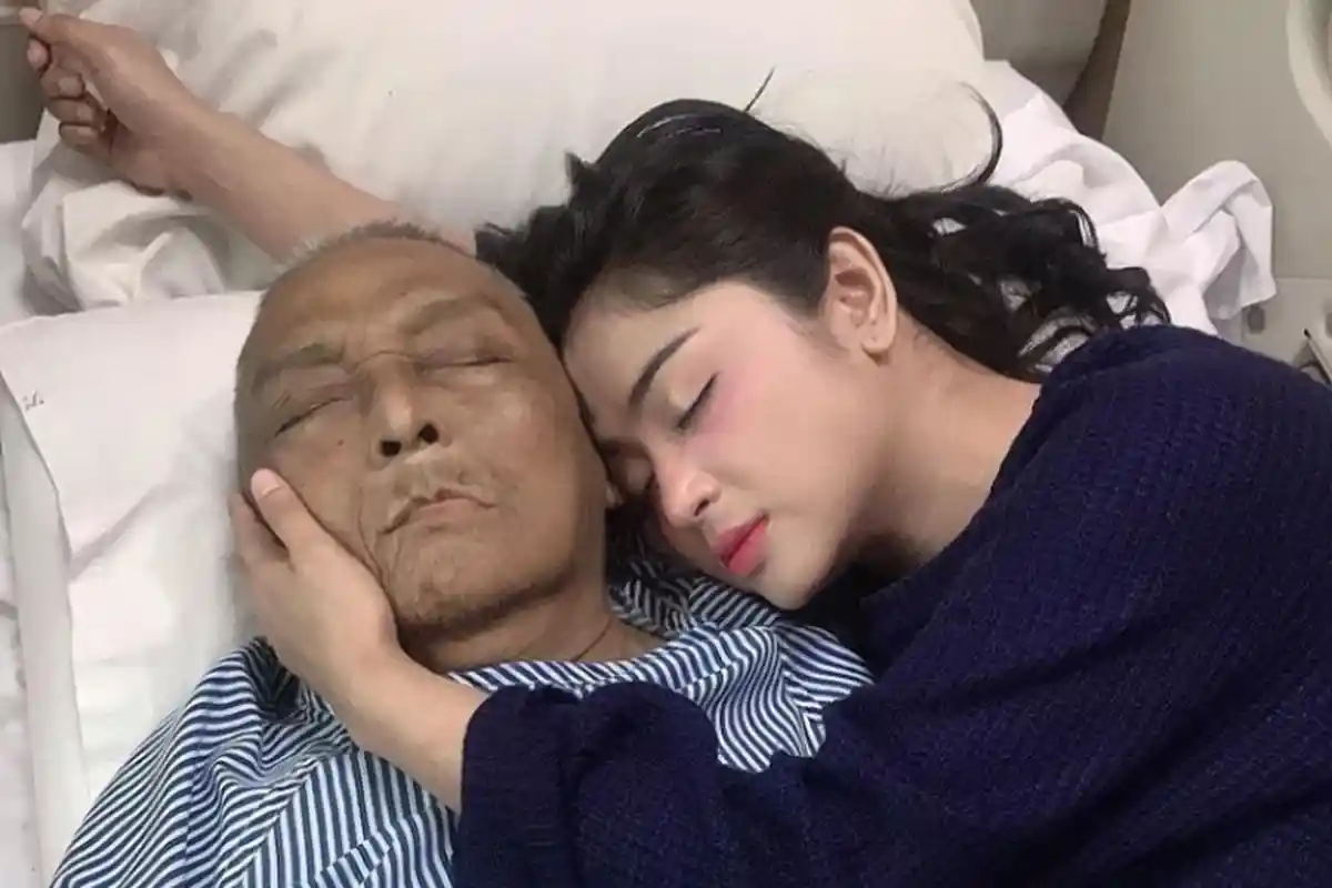 Meski Terus Menangis dan Bersedih, Dewi Perssik Sudah Mengikhlaskan Kepergian Ayahnya