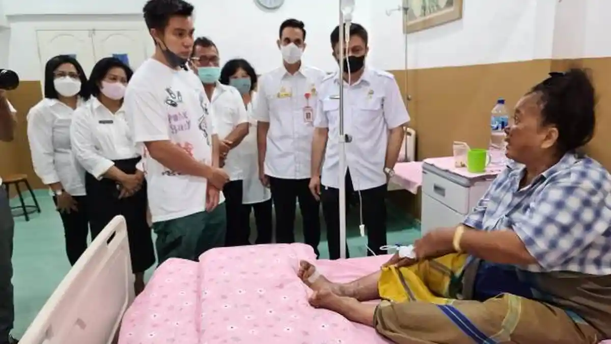 Baim Wong Sambangi Penyapu Jalan Korban Begal di RSUD Pirngadi Medan