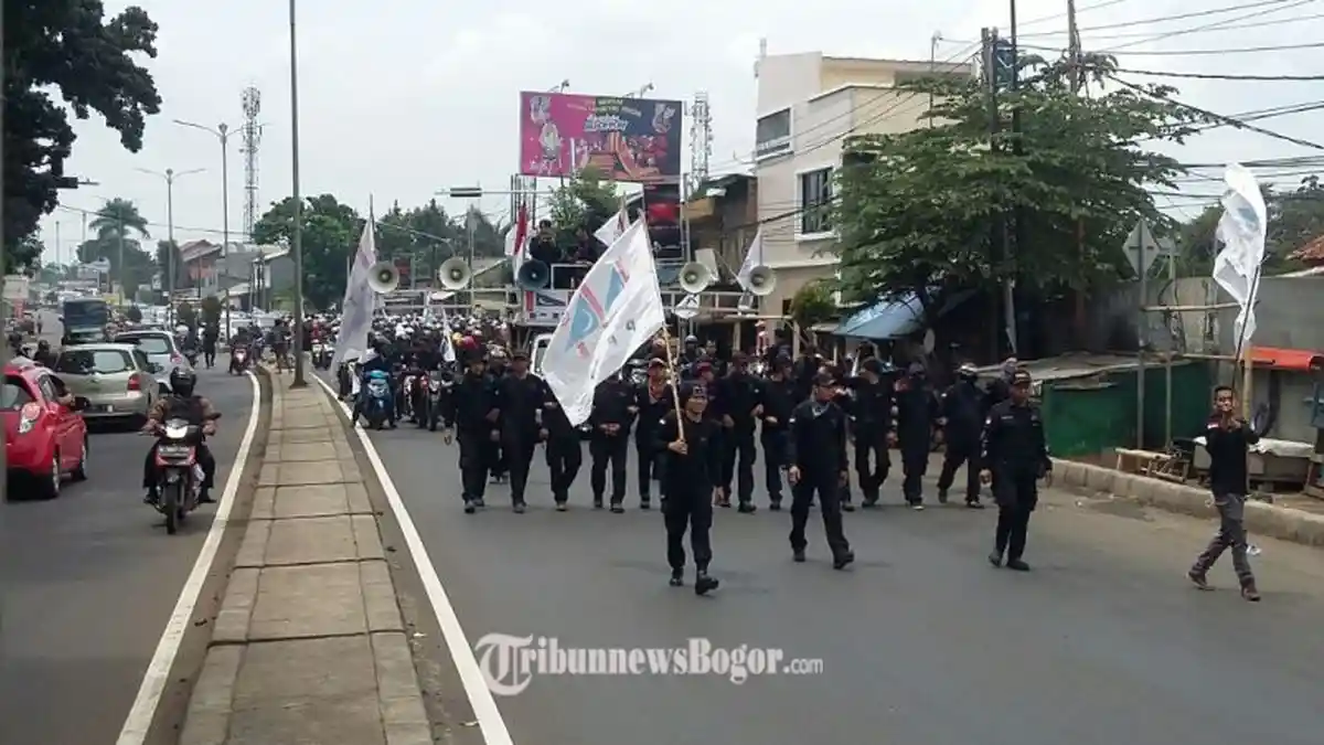 Ratusan Buruh 'Kuasai' Jalan Jakarta-Bogor, Arus Lalu Lintas Tersendat