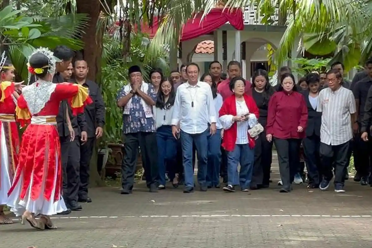 Diiringi Tarian Nusantara, Megawati Bersama Keluarga dan Pramono-Rano Menuju TPS 024 Kebagusan
