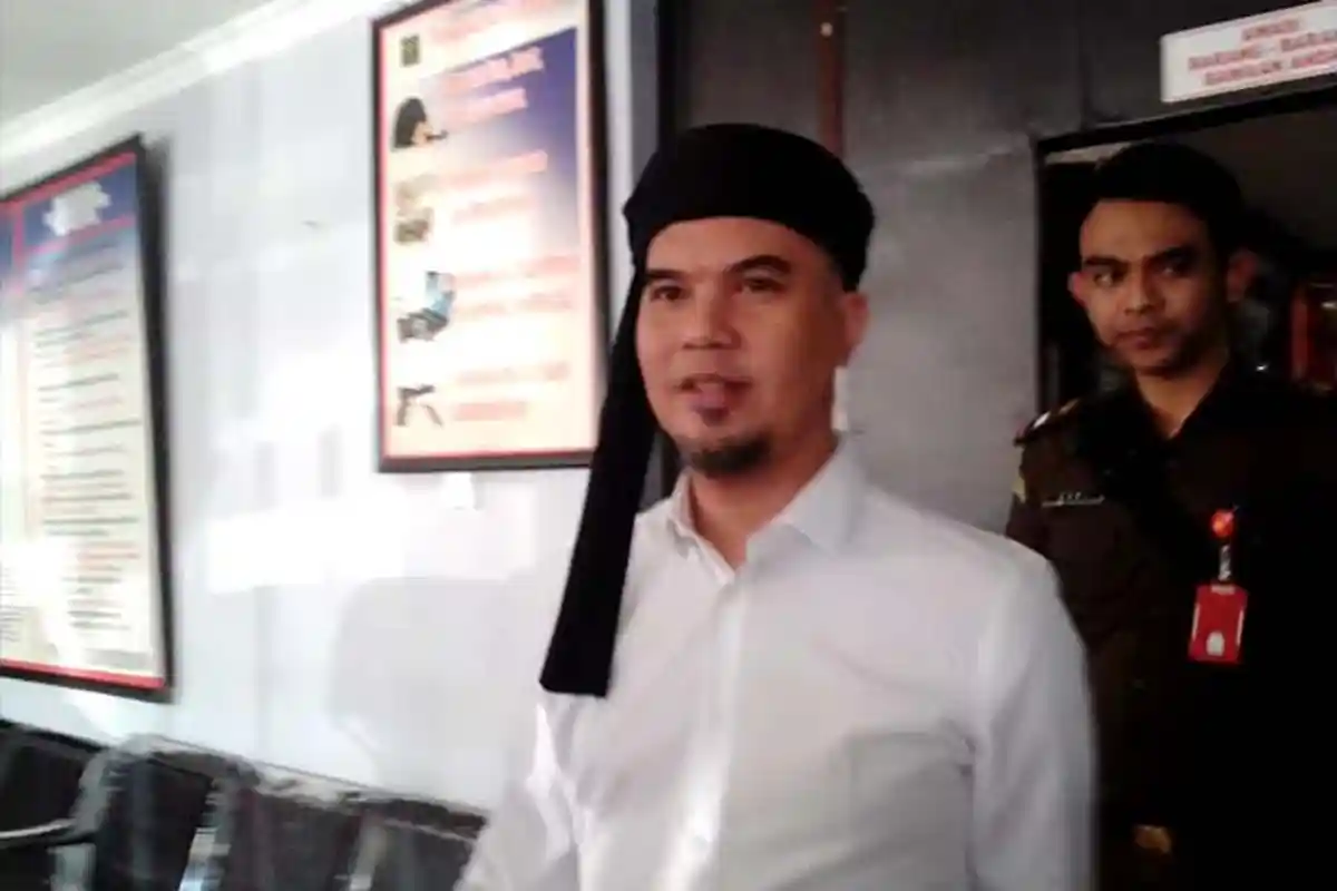 Ahmad Dhani Teriak Prabowo Menang Usai Dituntut 1 Tahun 6 Bulan Penjara di PN Surabaya
