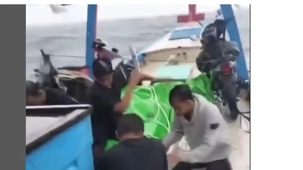 Viral Kapal Terombang-ambing Dihantam Badai di Kalimantan Barat, Muatan Sembako Dibuang ke Laut