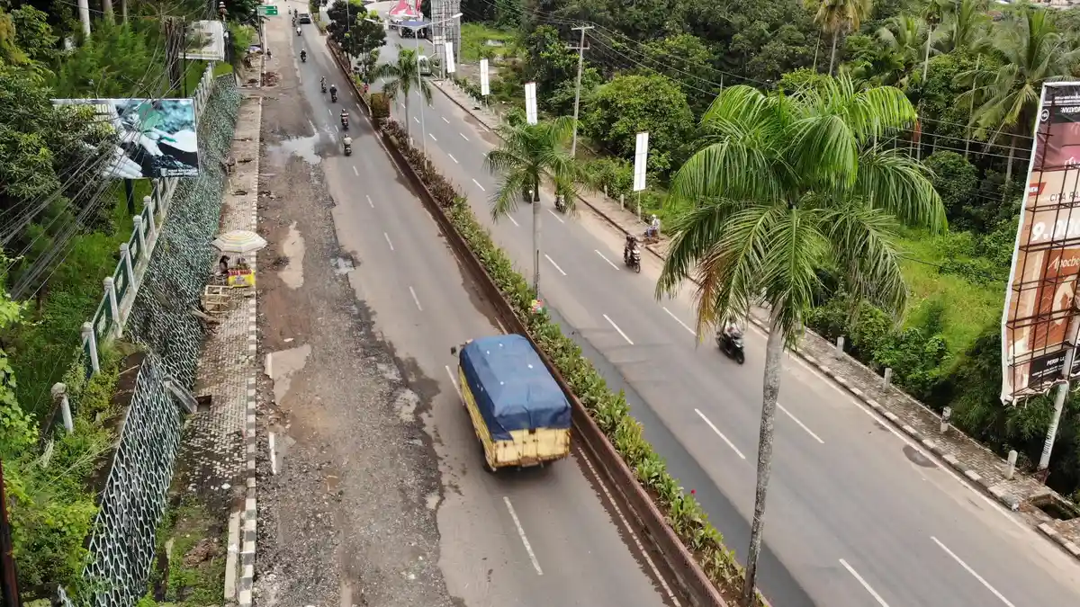 Bahu Jalan Rusak Akibat Proyek SPAM, PDAM: Akan Segera Diperbaiki Pemegang Proyek 