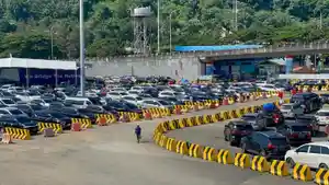 Antrean-kendaraan-di-Pelabuhan-Merak-Cilegon-Banten-Senin-842024.jpg