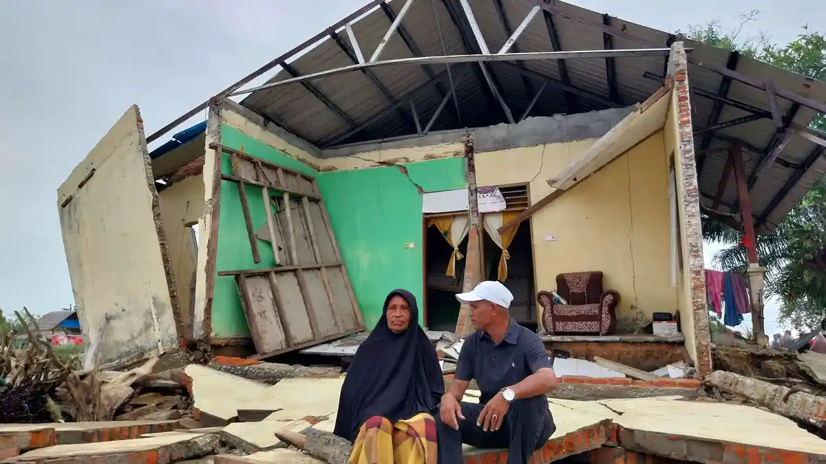 Sulaiman Tole Bantu Janda Korban Abrasi di Aceh Timur