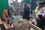 satpol-pp-pesisir-barat-razia-ratusan-botol-miras.jpg