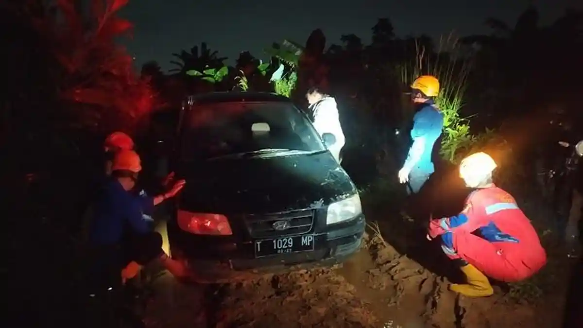 Gara-gara Google Maps, Hyundai Matrix Terjebak Lumpur di Klapanunggal Bogor, Ini Kronologinya