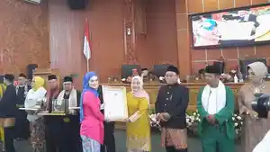 Yeti-Wulandari-memberikan-penghargaan-BKD-Award-kepadaJuanah-Sarmili.jpg