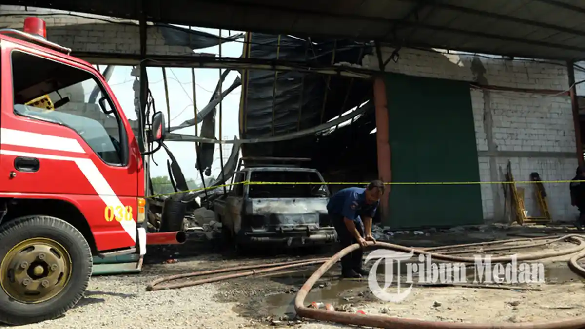 Berita Foto: Kebakaran Besar di Pabrik Mebel Marelan, Atap Bangunan Roboh dan Menghanguskan Mobil - 16042020_kebakaran_pabrik_mebel_danil_siregar-3.jpg