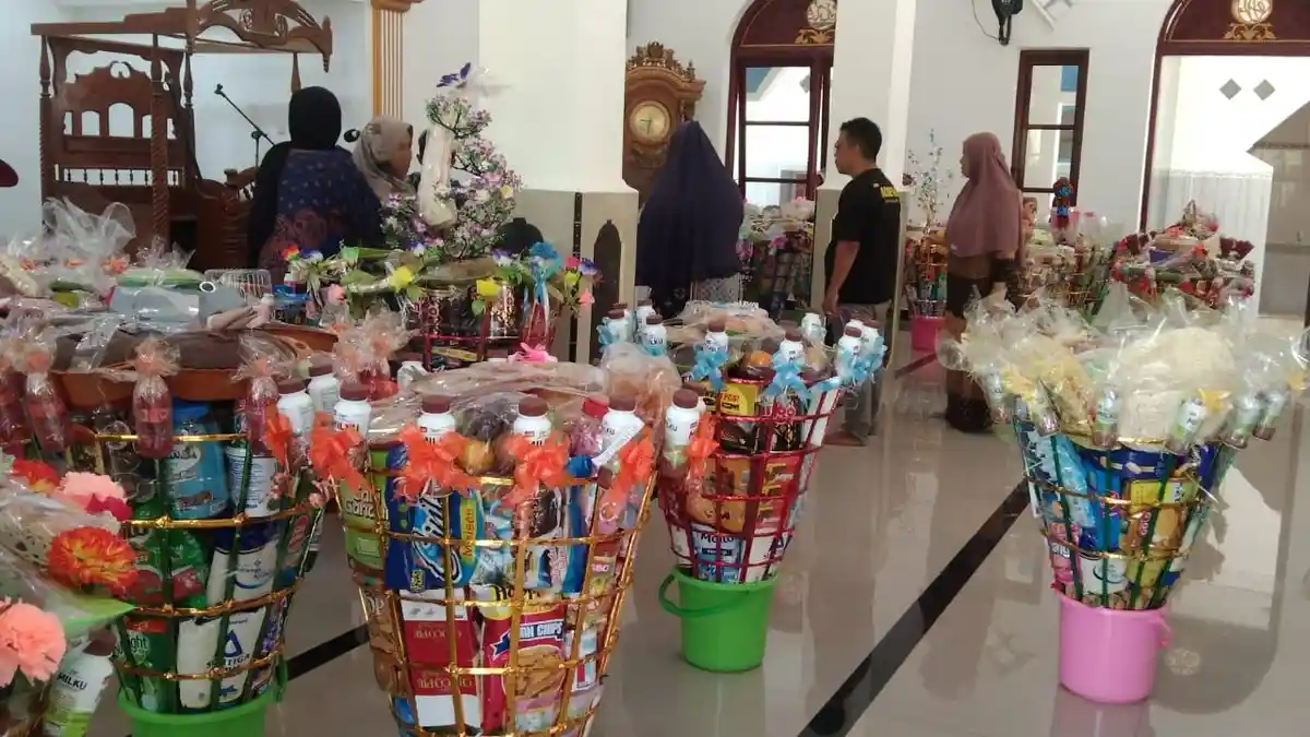 Tradisi Maulid Nabi Muhammad di Pulau Bawean Gresik, Ada Bingkisan Bernama Angkaan Berkat Molod