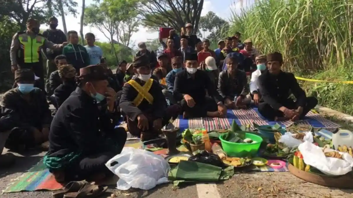Warga Wringinanom dan Suku Tengger Malang Panjatkan Doa di Tempat Laka Maut Poncokusomo