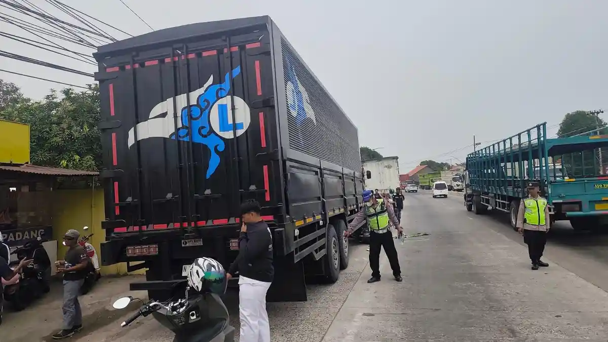 Truk Parkir di Bahu Jalan Memakan Korban, Teguh Luka Berat Usai ...