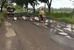 JEGLONGAN-SEWU-Kondisi-Jalan-Winong-Gabus-Pati-yang-rusak-parah.jpg