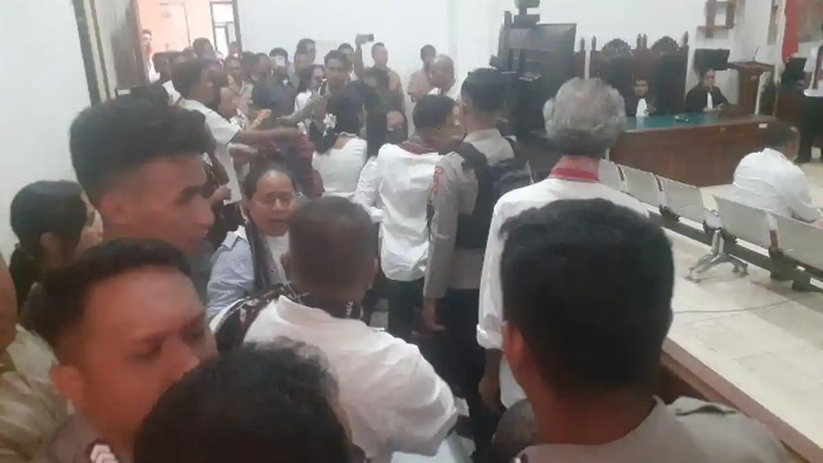 Sidang Putusan Eks Kepala Biro Umum Setda NTT Ricuh