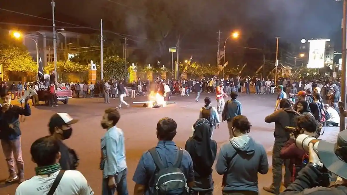 Aksi Unjukrasa di Simpang UIN Sunan Kalijaga Yogyakarta Berlangsung Hingga Malam, Peserta Bakar Ban