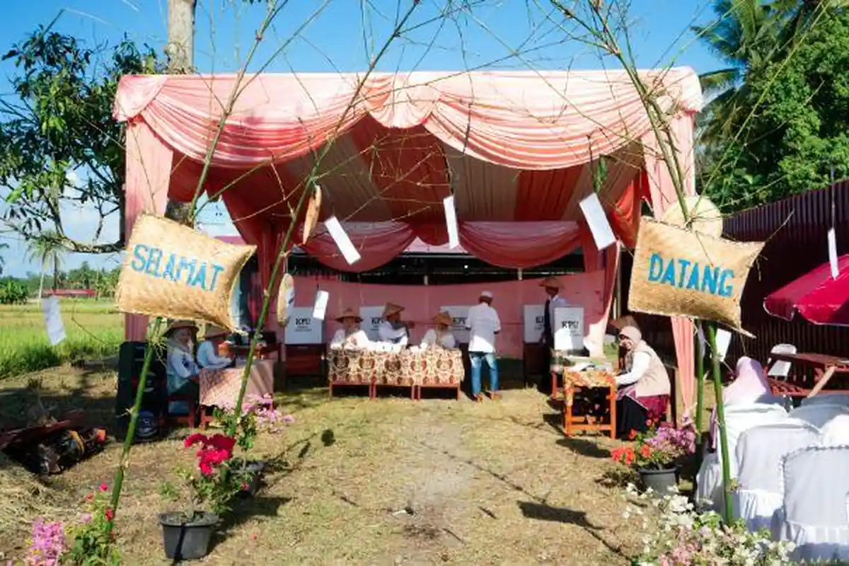 Pasang Nyiru dan Bawa Jerami, TPS 02 Pauh Timur Kota Pariaman Usung Konsep Petani di PSU DPD Sumbar