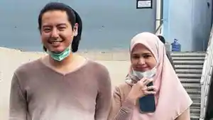 cut-meyriska-dan-roger-danuarta-saat-ditemui-di-gedung-trans-tv-asdf.jpg