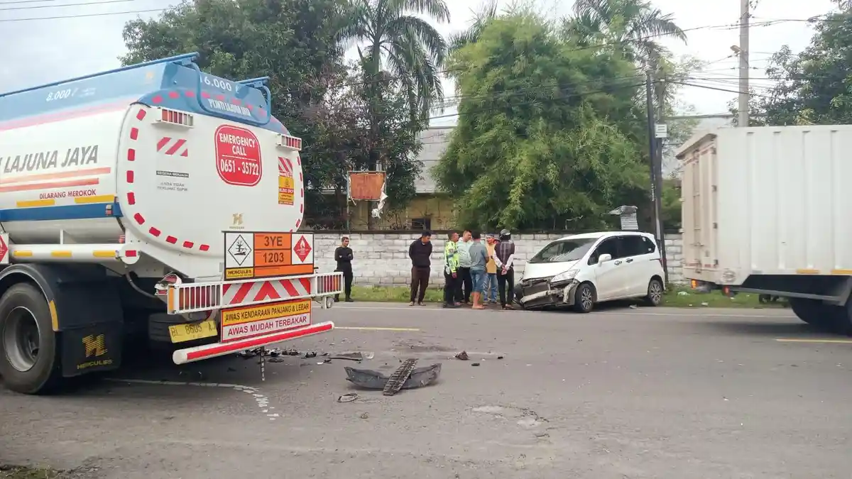 Tabrakan Kembali Terjadi di Bireuen, Minibus Tabrakan Truk Tangki, Dua Korban Luka Ringan