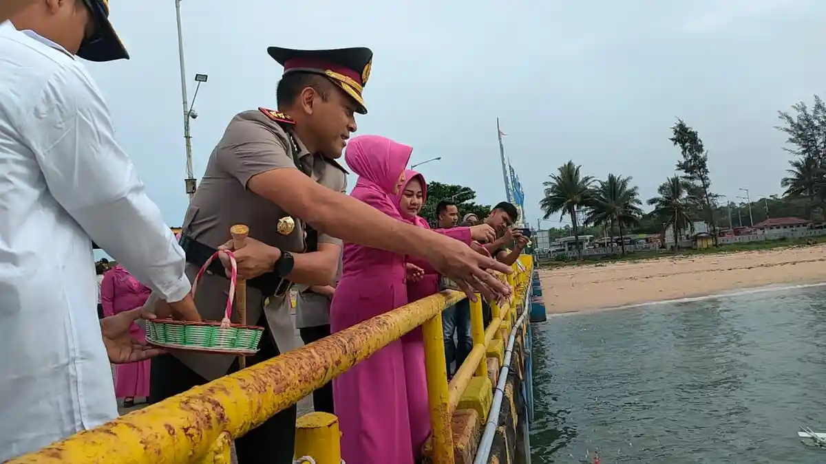 Rangkaian Kegiatan HUT ke-77 Bhayangkara, Kapolres Pimpin Tabur Bunga ke Laut