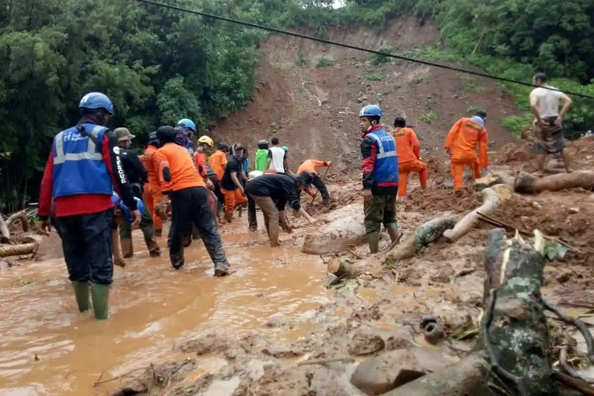 Banjir Jeneponto, Mobil Terserat Arus Hingga Empat Warga Hilang