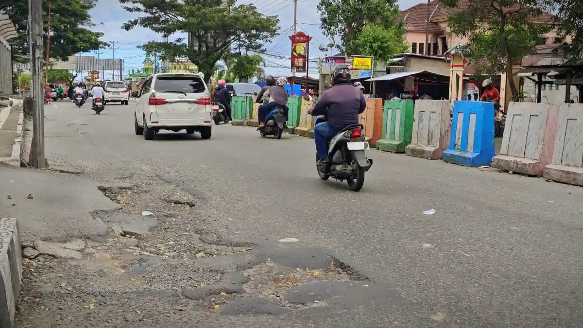 Hati-hati! 75 Lubang Mengintai Pengendara di Jalan Jenderal Soedirman Ambon, Warga Desak Perbaikan