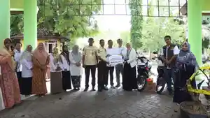 sepeda-motor-kepada-M-Ramli-dan-Firdaus-di-lobi-utama-Gedung-FP.jpg