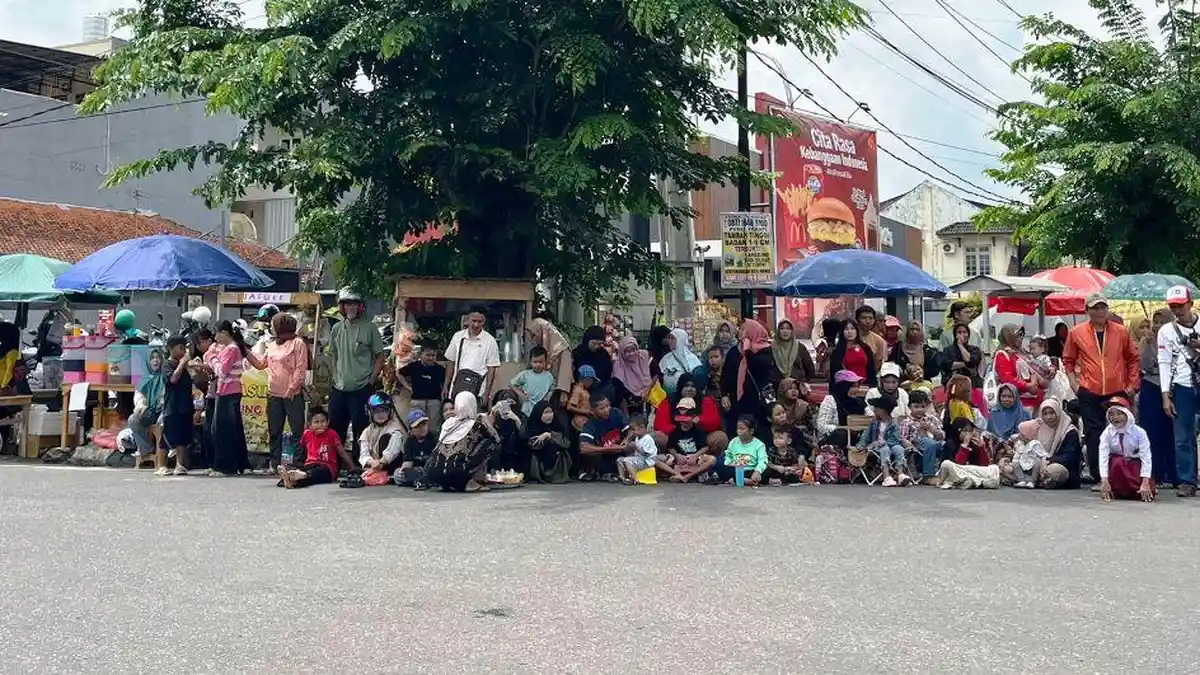 DLH Pangkalpinang Ingatkan Penonton Pawai Tak Buang Sampah Sembarangan