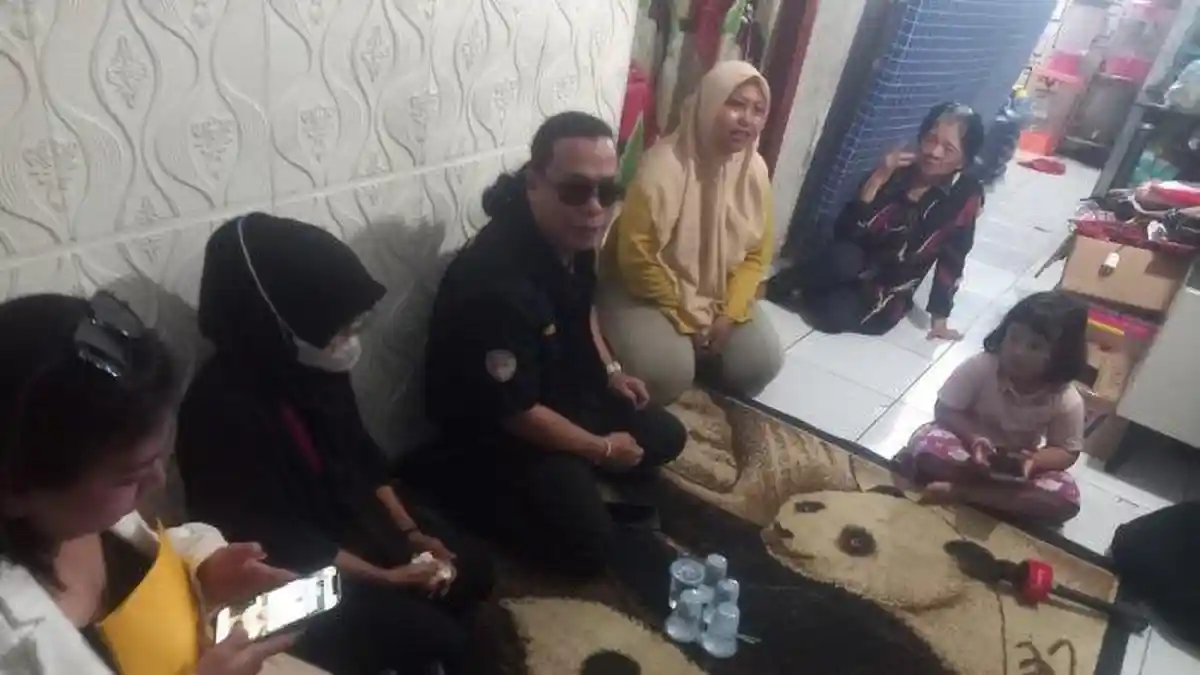 Menahan Tangis, Istri Nanang Gimbal Bersimpuh Minta Maaf kepada Keluarga Sandy Permana