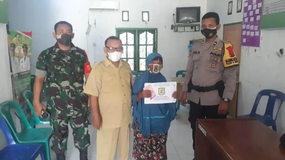 Penyaluran BLT di Kantor Desa Bahdamar Dimonitoring Petugas Bhabinkamtibmas