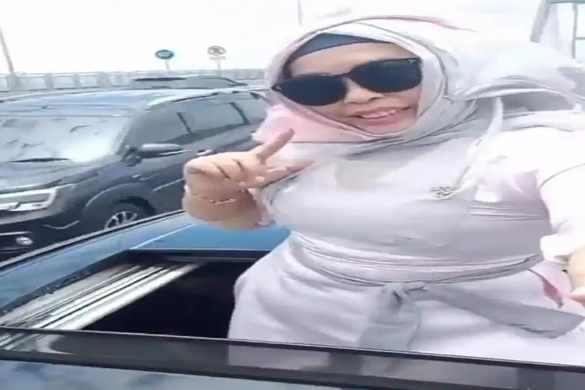 Viral Video Emak Berkacamata Hitam Nge-vlog, Pose Centil di atas Sunroof Mobil, Polisi Bertindak