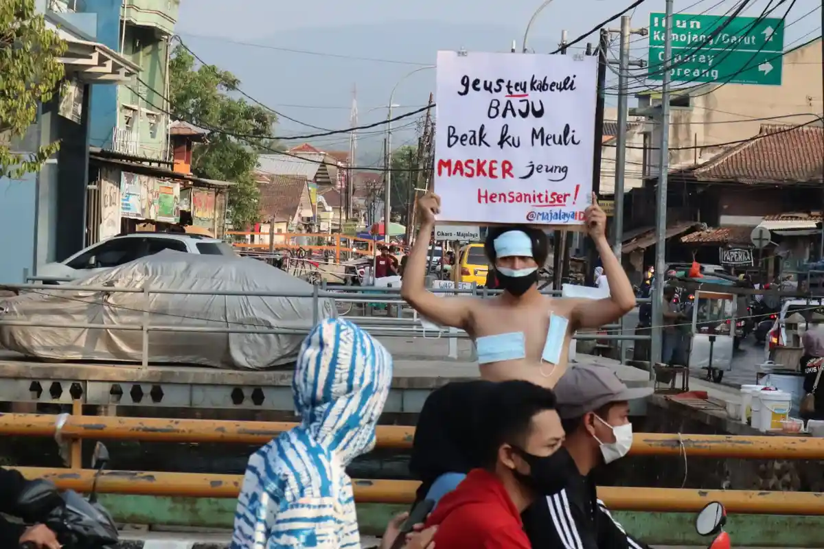 Cara Unik Pemuda Bandung Protes PPKM Darurat Diperpanjang; Tak Usah Diet, PPKM Bikin Turun Kiloan