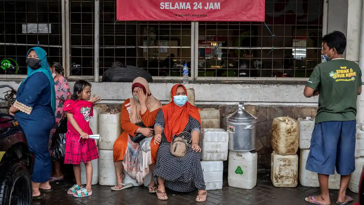 Warga Serang Banten Ajak Anak Demi Dapatkan Minyak Goreng Lebih dari Satu