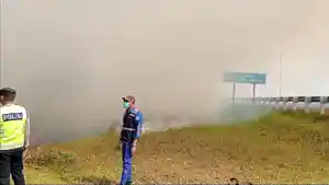 Kabut-asap-akibat-kebakaran-lahan-menyelimuti-Tol-Palindra-pada-Sabtu-2772024-petang.jpg