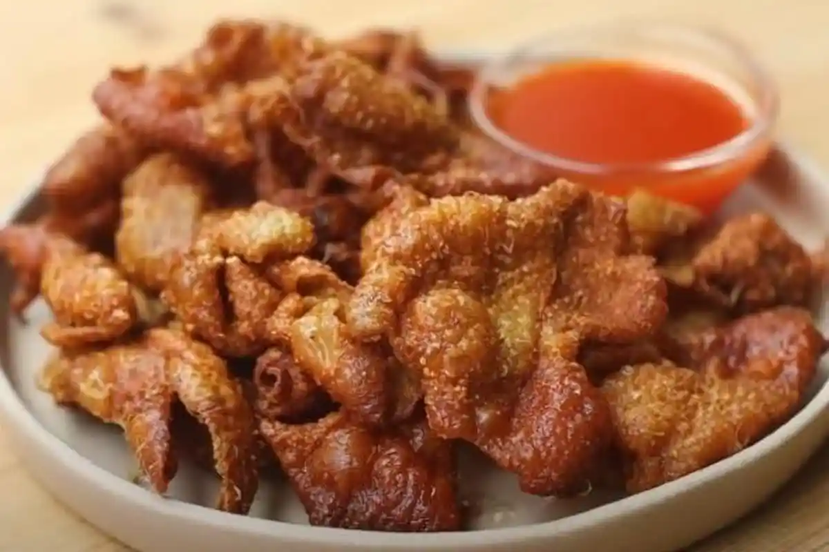 Jangan Pakai Tepung! Ini Resep Kulit Ayam Goreng Krispi Lengkap Saus ala Chef Devina Hermawan
